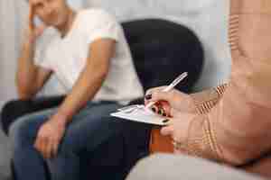 Free photo man sitting in the psychologist's office and talking about problems