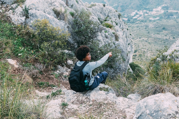 自然の中で岩の上に座っている男