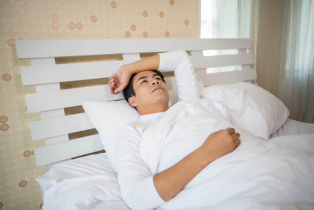 L'uomo dorme in camera da letto