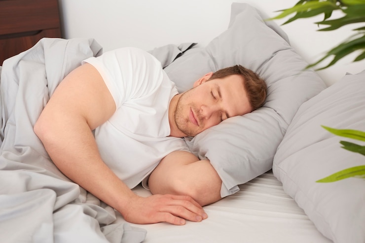 無料Photo 快適なベッドで寝ている男