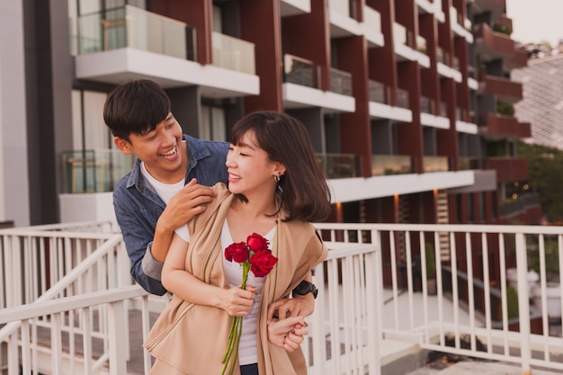 Foto gratuita l'uomo sorridendo e guardando la sua ragazza