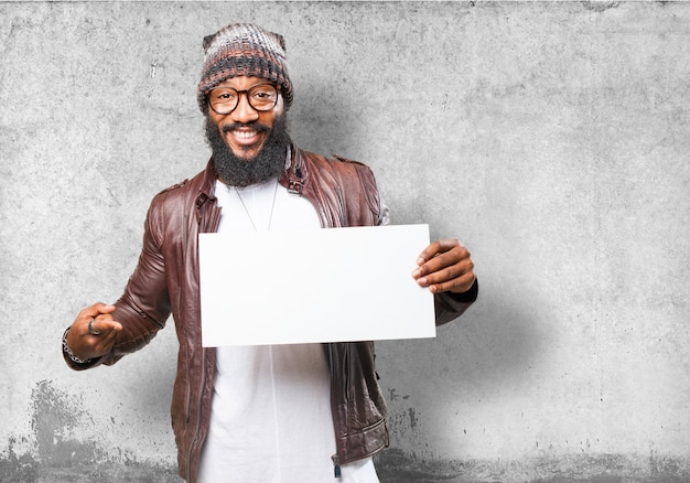 Foto gratuita uomo sorridente e rivolto un poster in bianco