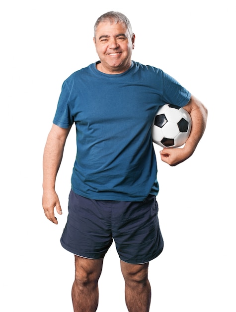 L'uomo che sorride con un pallone da calcio in mano