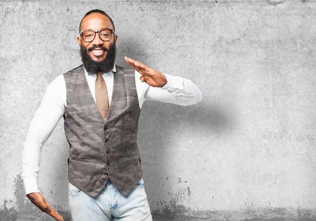 Foto gratuita l'uomo che sorride con le mani in forma strana