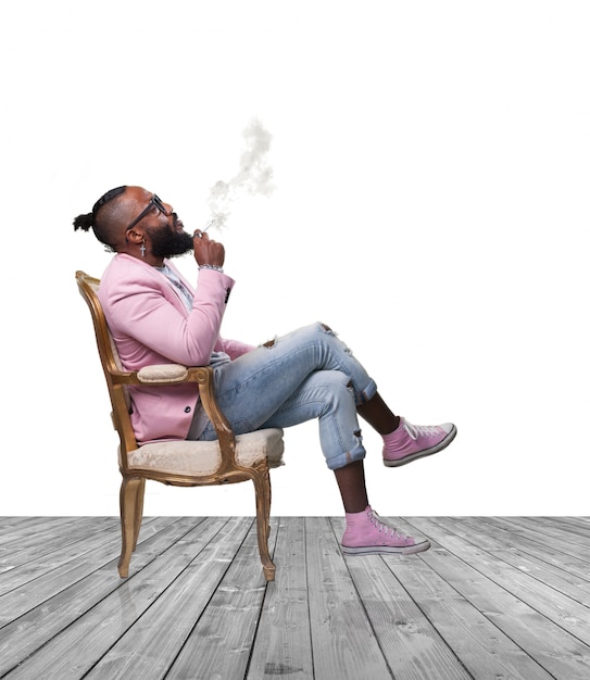 Человек курить сигары, сидя на стуле