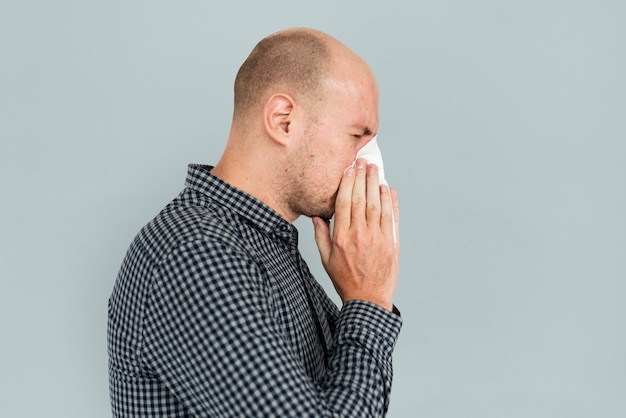 Человек, чихающий дующий нос болезни