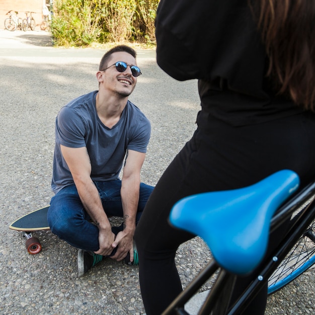 Uomo che parla con donna delle colture in strada