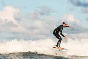Free photo man in special equipment surfing in hawaii