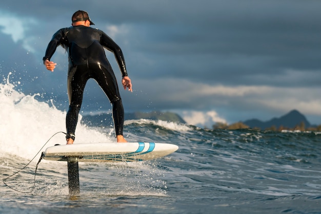 하와이에서 서핑하는 특수 장비를 입은 남자