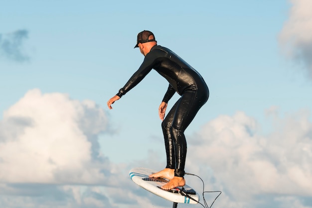하와이에서 서핑하는 특수 장비를 입은 남자
