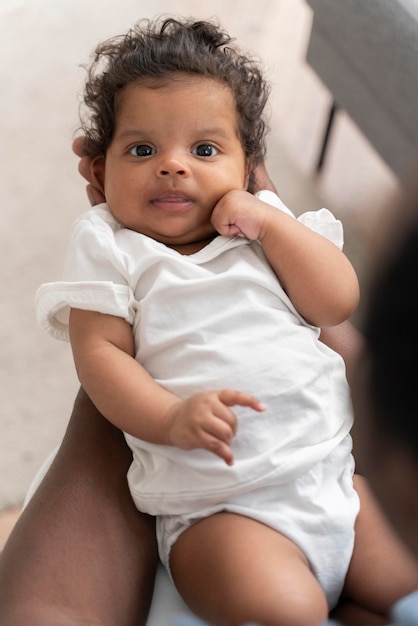 Foto gratuita l'uomo passa il tempo con la sua bambina