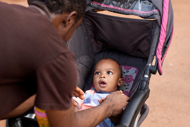 L'uomo passa il tempo con il suo bambino nero