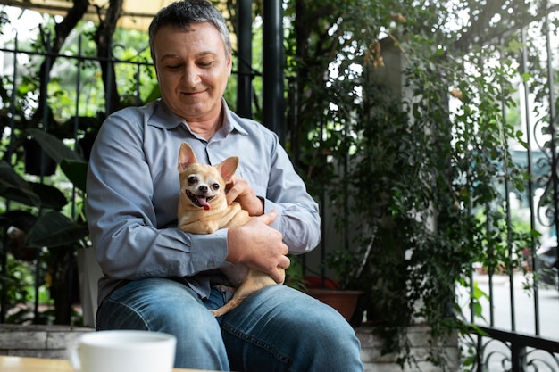Foto gratuita uomo che trascorre del tempo con il suo cane in giardino