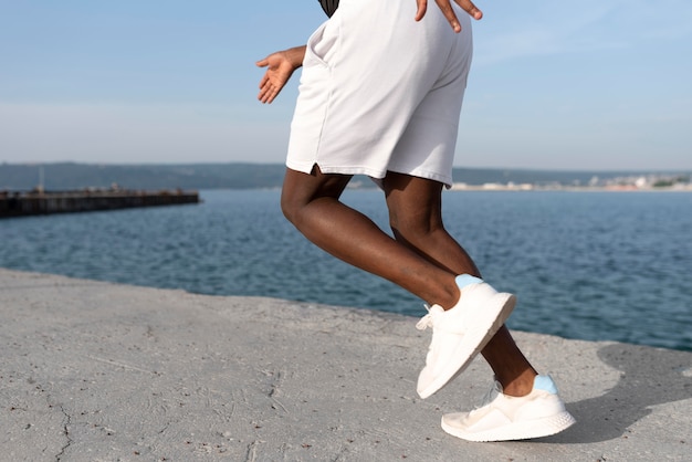 Uomo in abbigliamento sportivo all'aperto che si esercita