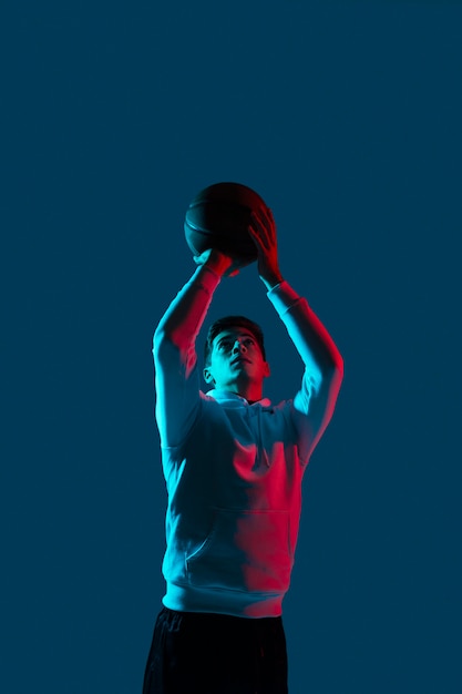 Мужчина в спортивной одежде играет в баскетбол