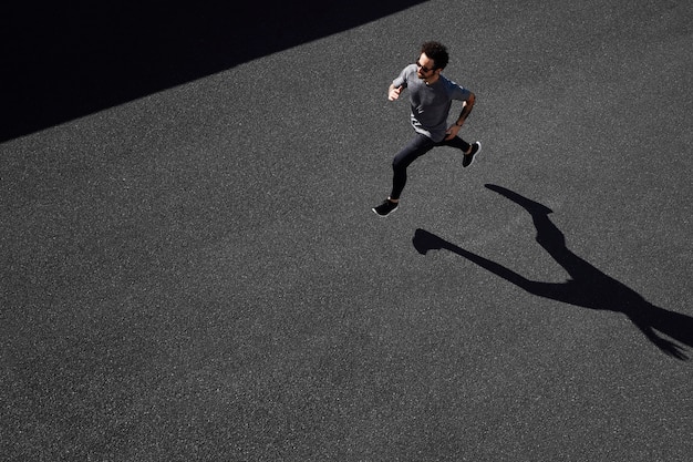 道路で実行されているスポーツウェアの男