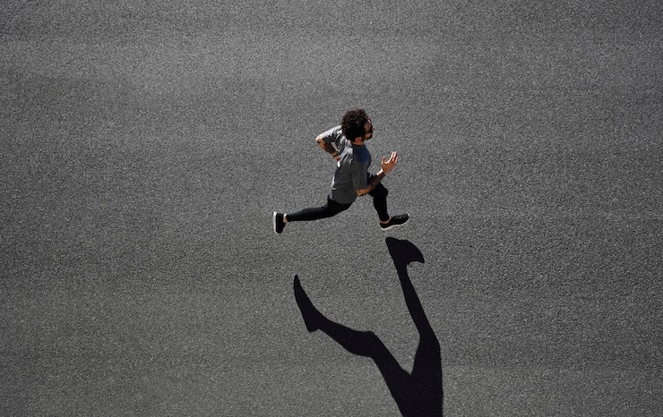 無料Photo 道路で実行されているスポーツウェアの男
