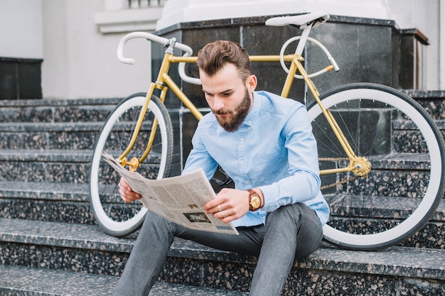 新聞を読んでいる階段の男