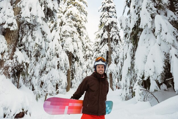 無料写真 立ってスノーボードを持っている男