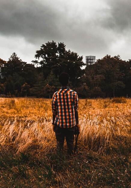 Человек, стоящий на коричневом поле