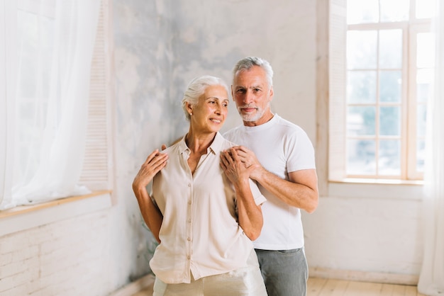 Free photo man standing behind his wife at home