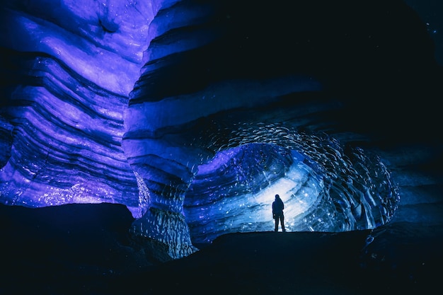 Foto gratuita uomo in piedi all'interno della grotta
