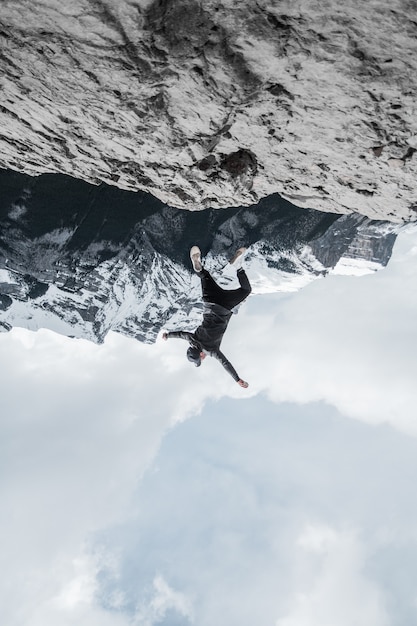 Foto gratuita uomo in piedi sulla formazione rocciosa