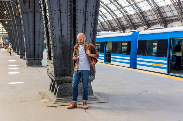 Человек в метро с помощью смартфона