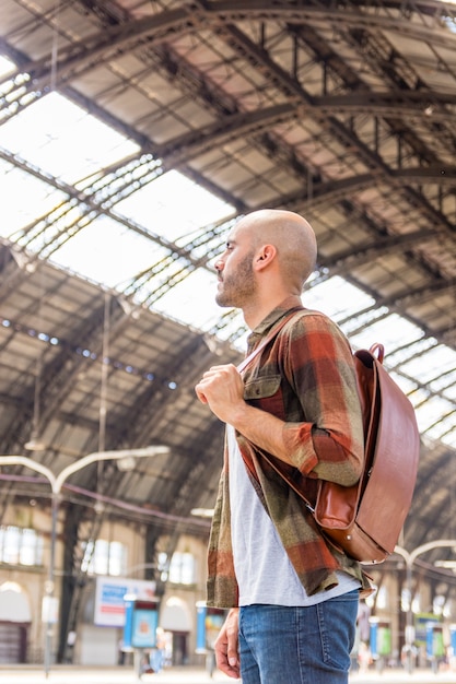 Uomo alla metropolitana in attesa della metropolitana