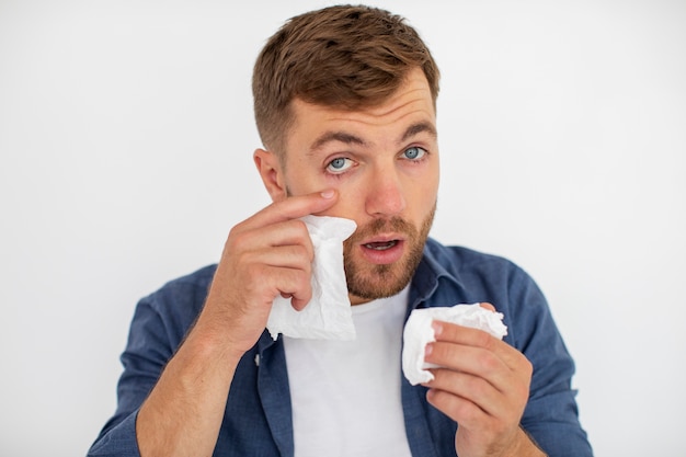 無料写真 アレルギーの正面図に苦しむ男性