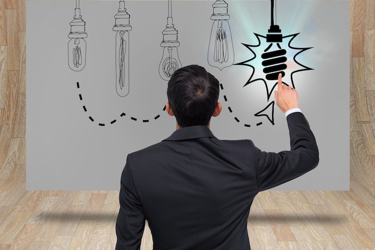 मुफ़्त फोटो man in suit drawing bulbs
