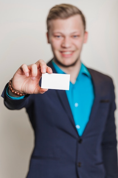 Человек в костюме, держащем визитную карточку