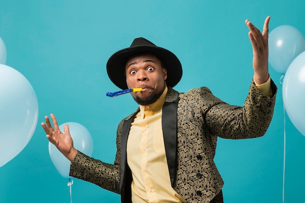 Free photo man in suit and sunglasses at party with balloons