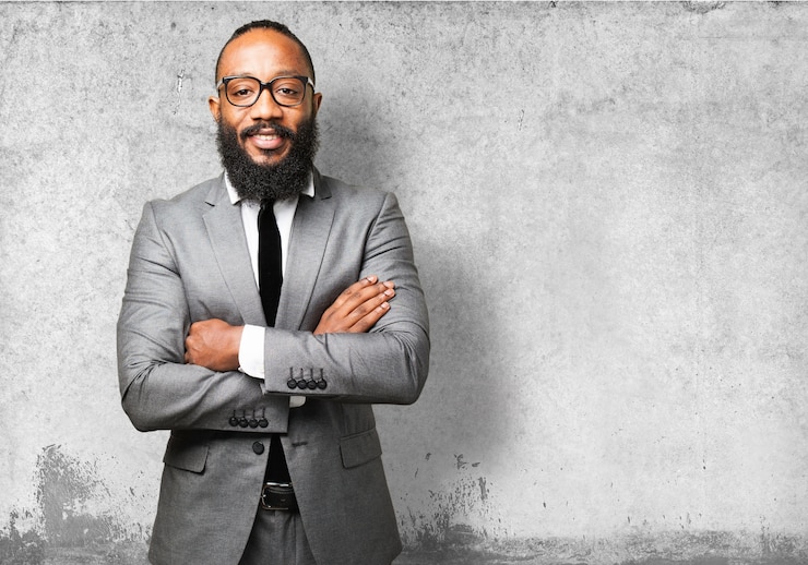 Free Photo man in suit with arms crossed