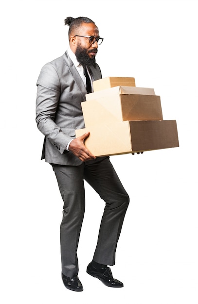 Человек в костюме с большим количеством коробок