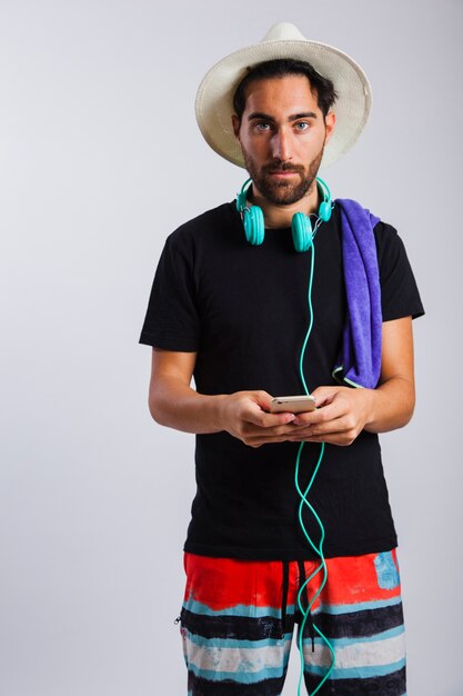 Человек в летней одежде со смартфоном