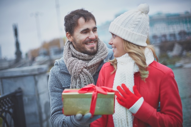 Free photo man surprising his girlfriend