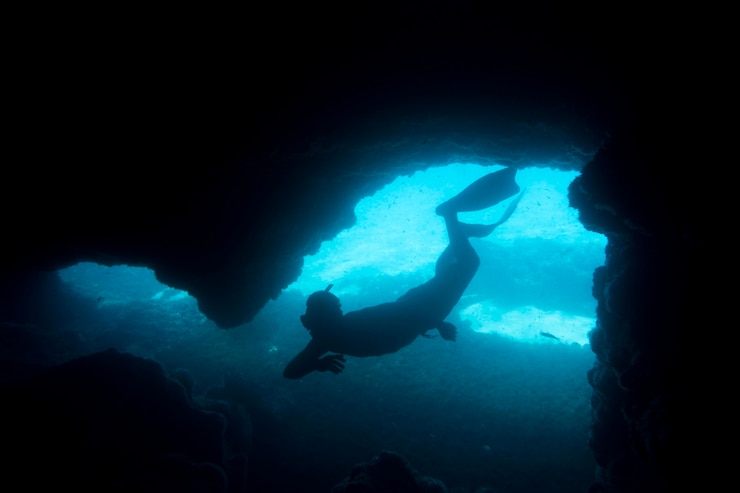 Free Photo man swimming under water