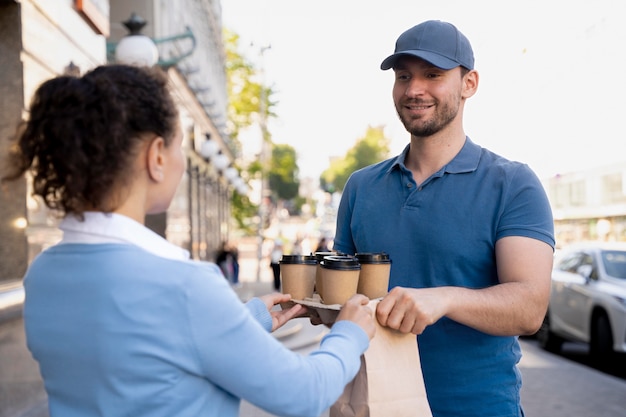 Uomo in maglietta che consegna cibo da asporto