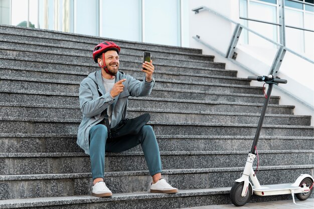 スクーターに乗って休憩する男