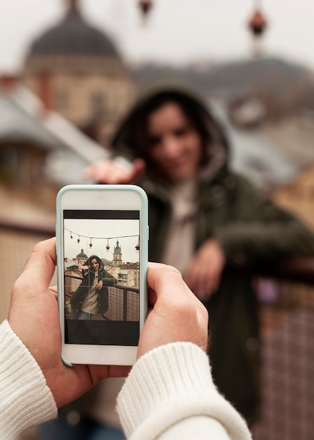 Foto gratuita uomo che scatta una foto della sua ragazza