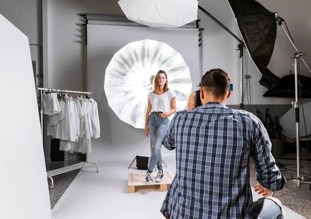 Человек берет фотографию модели женщины в студии