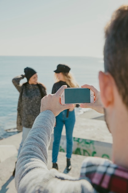 女性の写真を撮る男