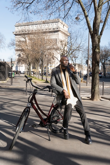 フランスの街で彼のスマートフォンで話している男