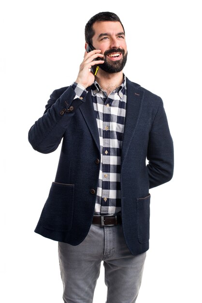 Человек разговаривает с мобильным телефоном