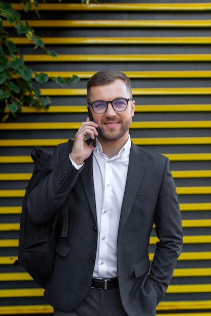 Free photo man talking on phone front view