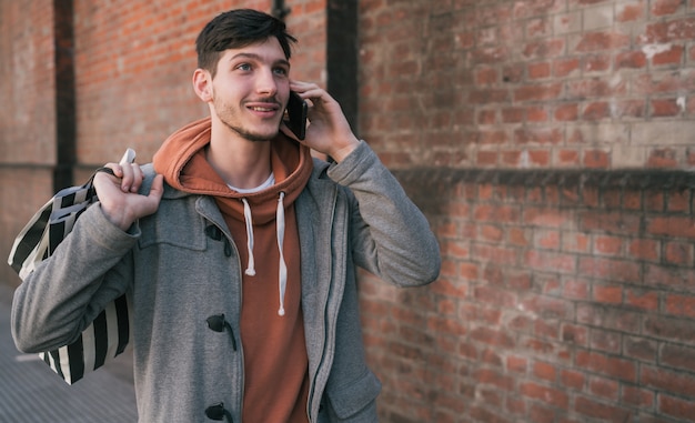 Man talking on the phone outdoors.