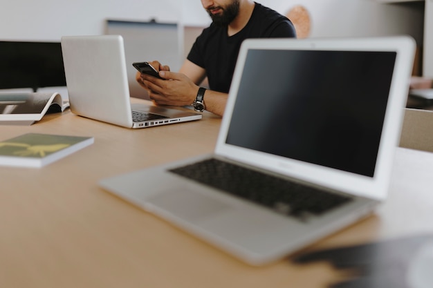 Foto gratuita un uomo che manda un sms sul suo telefono