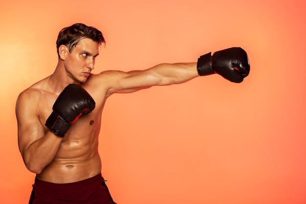 Free photo man training with boxing gloves