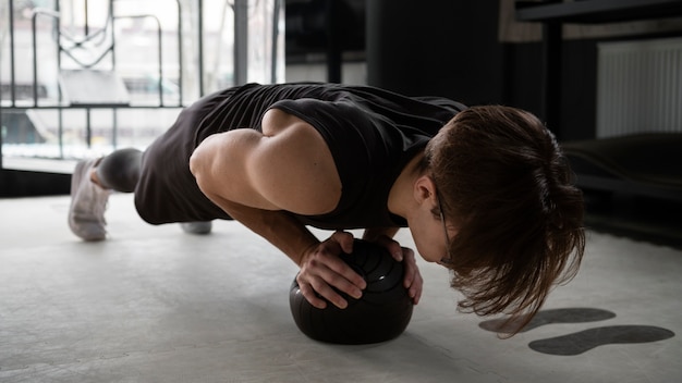 Foto gratuita allenamento uomo con sollevamento pesi